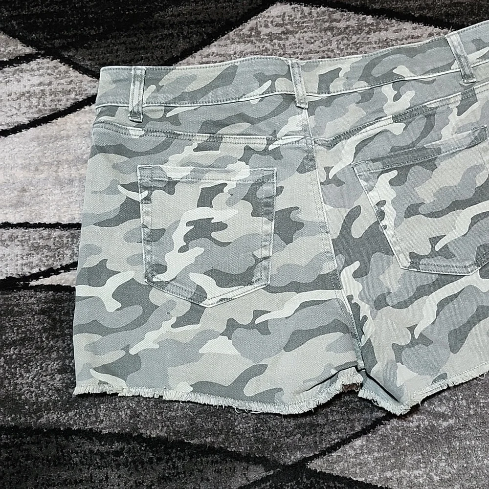 MAURICES HIGH-RISE CAMO RAW-EDGE DENIM JEAN SHORTS
